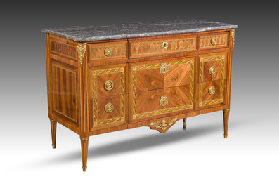 Commode d'&eacute;poque Louis XVI en placage d'acajou, parqueterie, montures en bronze dor&eacute; et dessus en marbre, estampill&eacute;e N. Petit, der. quart du 18&egrave;me s.