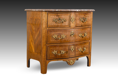 Commode d'&eacute;poque Louis XV en placage, parqueterie, montures en bronze dor&eacute; et dessus en marbre, estampill&eacute;e Galet, deuxi&egrave;me moiti&egrave; du 18&egrave;me s.