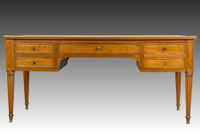 Bureau plat de style Louis XVI en bois avec plateau en cuir et aux montures en laiton, France, vers 1900