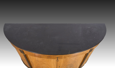 Buffet de forme demi-lune en placage d'acajou et bois noirci aux montures en bronze dor&eacute; et dessus en marbre, estampill&eacute; 'Suy &agrave; Gand', 19&egrave;me si&egrave;cle