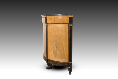 Buffet de forme demi-lune en placage d'acajou et bois noirci aux montures en bronze dor&eacute; et dessus en marbre, estampill&eacute; 'Suy &agrave; Gand', 19&egrave;me si&egrave;cle