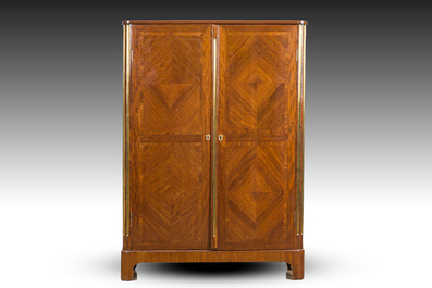 Armoire de style Louis XVI en placage de bois de rose mont&eacute; de bronze dor&eacute;, France, 19&egrave;me si&egrave;cle