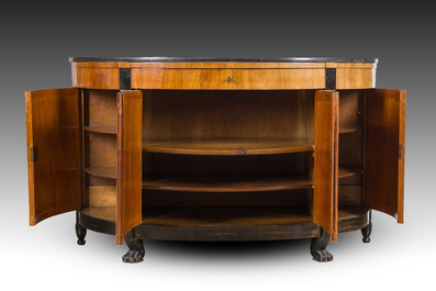 Buffet de forme demi-lune en placage d'acajou et bois noirci aux montures en bronze dor&eacute; et dessus en marbre, estampill&eacute; 'Suy &agrave; Gand', 19&egrave;me si&egrave;cle