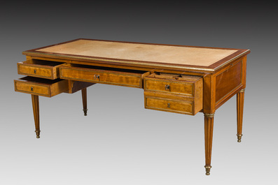 Bureau plat de style Louis XVI en bois avec plateau en cuir et aux montures en laiton, France, vers 1900