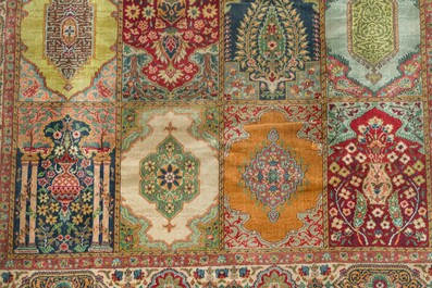 Tapis en laine de style persan &agrave; d&eacute;cor floral, Europe, 20&egrave;me si&egrave;cle