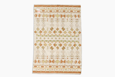 Tapis europ&eacute;en en laine &agrave; d&eacute;cor g&eacute;om&eacute;trique de style Art D&eacute;co, seconde moiti&eacute; du 20&egrave;me si&egrave;cle