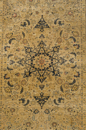 Deux tapis de style Hereke en soie &agrave; d&eacute;cor floral, Chine, 20&egrave;me si&egrave;cle