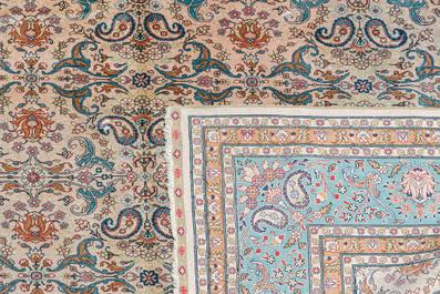 Tapis oriental de type Hereke en soie &agrave; d&eacute;cor floral, sign&eacute;, la Turquie, 20&egrave;me si&egrave;cle