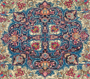 Deux tapis orientals de type Tabriz et Isphahan &agrave; d&eacute;cor floral, laine sur cotton, premi&egrave;re moiti&eacute; du 20&egrave;me si&egrave;cle
