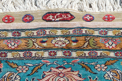 Tapis oriental de type Hereke en soie &agrave; d&eacute;cor floral, sign&eacute;, la Turquie, 20&egrave;me si&egrave;cle
