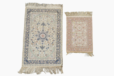 Deux tapis de style Hereke en soie &agrave; d&eacute;cor floral, Chine, 20&egrave;me si&egrave;cle