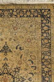 Deux tapis de style Hereke en soie &agrave; d&eacute;cor floral, Chine, 20&egrave;me si&egrave;cle