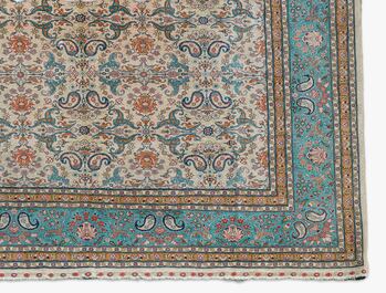 Tapis oriental de type Hereke en soie &agrave; d&eacute;cor floral, sign&eacute;, la Turquie, 20&egrave;me si&egrave;cle
