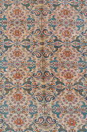 Tapis oriental de type Hereke en soie &agrave; d&eacute;cor floral, sign&eacute;, la Turquie, 20&egrave;me si&egrave;cle