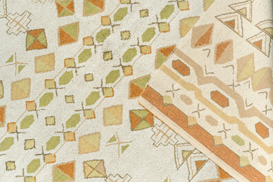 Tapis europ&eacute;en en laine &agrave; d&eacute;cor g&eacute;om&eacute;trique de style Art D&eacute;co, seconde moiti&eacute; du 20&egrave;me si&egrave;cle