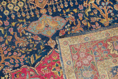 Deux tapis orientals de type Tabriz et Isphahan &agrave; d&eacute;cor floral, laine sur cotton, premi&egrave;re moiti&eacute; du 20&egrave;me si&egrave;cle