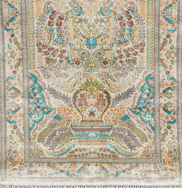 Tapis de style Hereke en soie &agrave; d&eacute;cor floral, Chine, 20&egrave;me si&egrave;cle