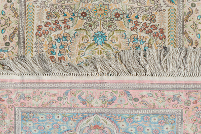 Tapis de style Hereke en soie &agrave; d&eacute;cor floral, Chine, 20&egrave;me si&egrave;cle
