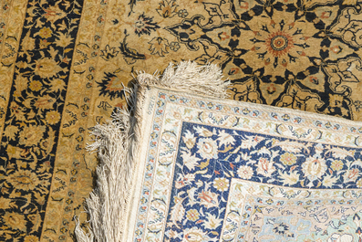 Deux tapis de style Hereke en soie &agrave; d&eacute;cor floral, Chine, 20&egrave;me si&egrave;cle