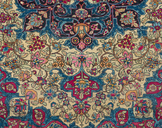 Deux tapis orientals de type Tabriz et Isphahan &agrave; d&eacute;cor floral, laine sur cotton, premi&egrave;re moiti&eacute; du 20&egrave;me si&egrave;cle