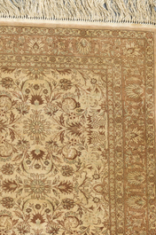 Deux tapis de style Hereke en soie &agrave; d&eacute;cor floral, Chine, 20&egrave;me si&egrave;cle