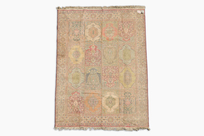 Tapis en laine de style persan &agrave; d&eacute;cor floral, Europe, 20&egrave;me si&egrave;cle