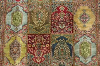 Tapis en laine de style persan &agrave; d&eacute;cor floral, Europe, 20&egrave;me si&egrave;cle