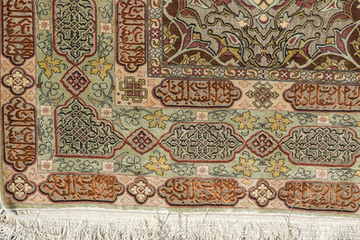 Een Turks Hereke tapijt met floraal decor in zijde en gouddraad, 20ste eeuw