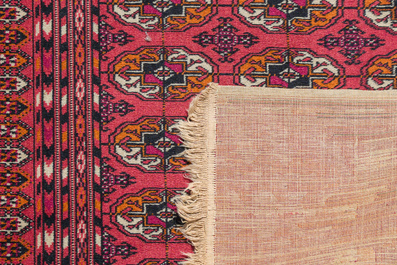 Tapis oriental de type Bukhara (Boukhara) en laine &agrave; d&eacute;cor g&eacute;om&eacute;trique, Pakistan, 20&egrave;me si&egrave;cle