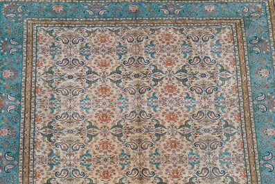 Tapis oriental de type Hereke en soie &agrave; d&eacute;cor floral, sign&eacute;, la Turquie, 20&egrave;me si&egrave;cle