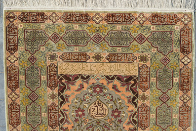 Een Turks Hereke tapijt met floraal decor in zijde en gouddraad, 20ste eeuw