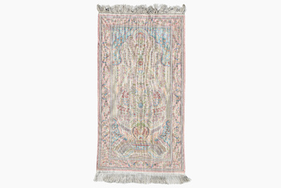 Tapis de style Hereke en soie &agrave; d&eacute;cor floral, Chine, 20&egrave;me si&egrave;cle