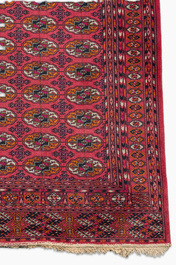 Tapis oriental de type Bukhara (Boukhara) en laine &agrave; d&eacute;cor g&eacute;om&eacute;trique, Pakistan, 20&egrave;me si&egrave;cle