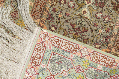 Een Turks Hereke tapijt met floraal decor in zijde en gouddraad, 20ste eeuw