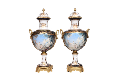 Een paar zeer grote S&egrave;vres-stijl porseleinen vazen met vergulde monturen, 20ste eeuw