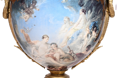 Een paar zeer grote S&egrave;vres-stijl porseleinen vazen met vergulde monturen, 20ste eeuw