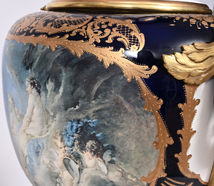 Een paar zeer grote S&egrave;vres-stijl porseleinen vazen met vergulde monturen, 20ste eeuw