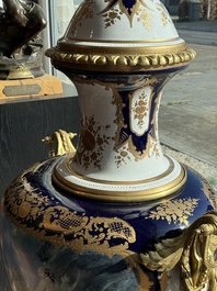 Een paar zeer grote S&egrave;vres-stijl porseleinen vazen met vergulde monturen, 20ste eeuw