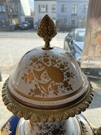 Een paar zeer grote S&egrave;vres-stijl porseleinen vazen met vergulde monturen, 20ste eeuw