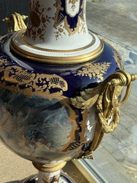 Een paar zeer grote S&egrave;vres-stijl porseleinen vazen met vergulde monturen, 20ste eeuw