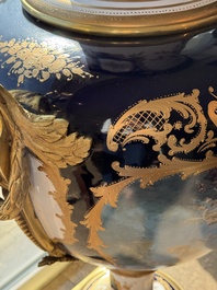 Een paar zeer grote S&egrave;vres-stijl porseleinen vazen met vergulde monturen, 20ste eeuw