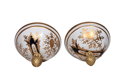 Een paar zeer grote S&egrave;vres-stijl porseleinen vazen met vergulde monturen, 20ste eeuw