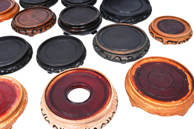 Collection vari&eacute;e de socles en bois sculpt&eacute;, Chine, 19&egrave;me/20&egrave;me si&egrave;cle