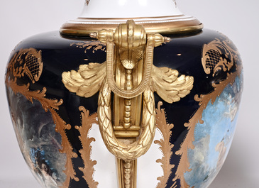 Een paar zeer grote S&egrave;vres-stijl porseleinen vazen met vergulde monturen, 20ste eeuw