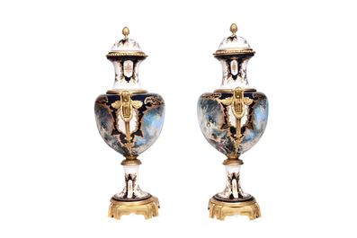 Een paar zeer grote S&egrave;vres-stijl porseleinen vazen met vergulde monturen, 20ste eeuw