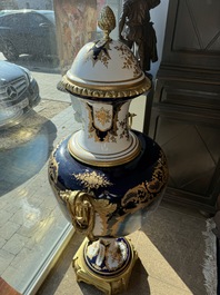 Een paar zeer grote S&egrave;vres-stijl porseleinen vazen met vergulde monturen, 20ste eeuw