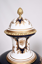 Een paar zeer grote S&egrave;vres-stijl porseleinen vazen met vergulde monturen, 20ste eeuw