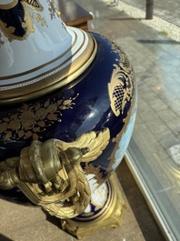 Een paar zeer grote S&egrave;vres-stijl porseleinen vazen met vergulde monturen, 20ste eeuw