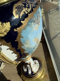 Een paar zeer grote S&egrave;vres-stijl porseleinen vazen met vergulde monturen, 20ste eeuw