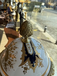 Een paar zeer grote S&egrave;vres-stijl porseleinen vazen met vergulde monturen, 20ste eeuw